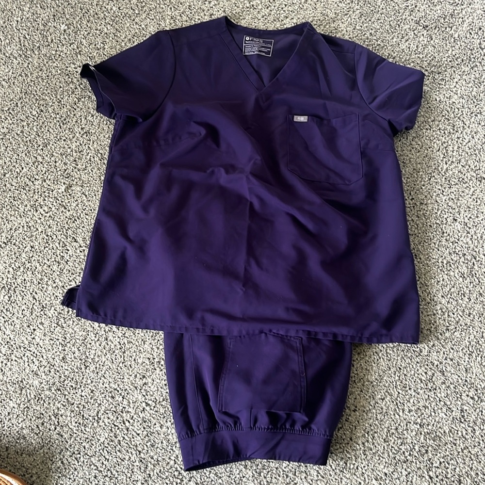 Figs Scrubs. High waisted jogger bottom, Rafaela top.
